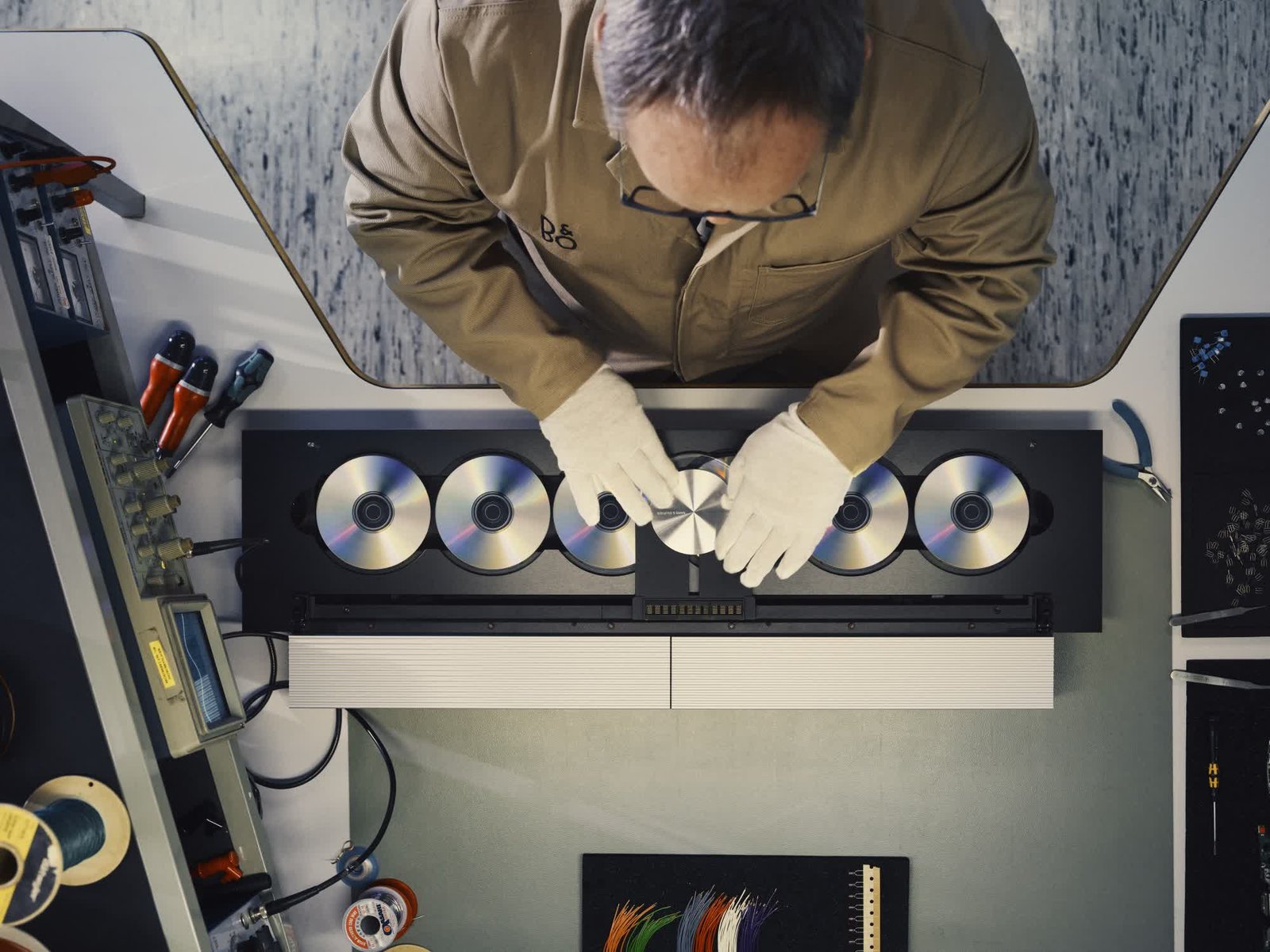 bang olufsen 90li yillarin ikonik 6 diskli cd degistiricisini geri getiriyor 0 YrP8uUTG