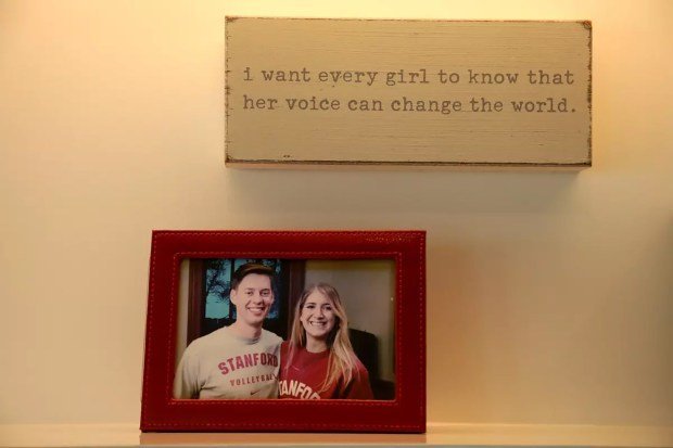 Bir annenin kaybı antibiyotik direnciyle mücadele için küresel bir çaba başlattı 2 A shrine to Mallory Smith. She fought a drug-resistant bacteria from age 12 to 25, all through high school, then at Stanford. (Genaro Molina/Los Angeles Times/TNS)