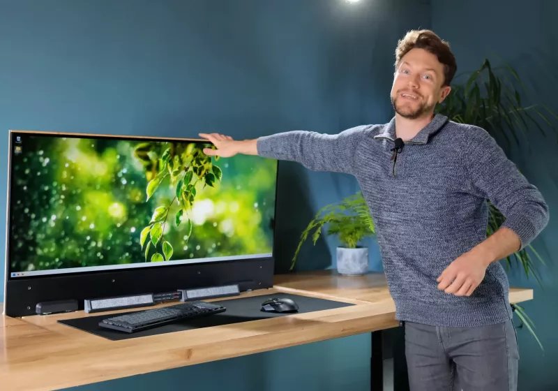 bu masada tam donanimli bir oyun bilgisayari rtx 4090 ve genis ekran oled monitor FWLlpZa1