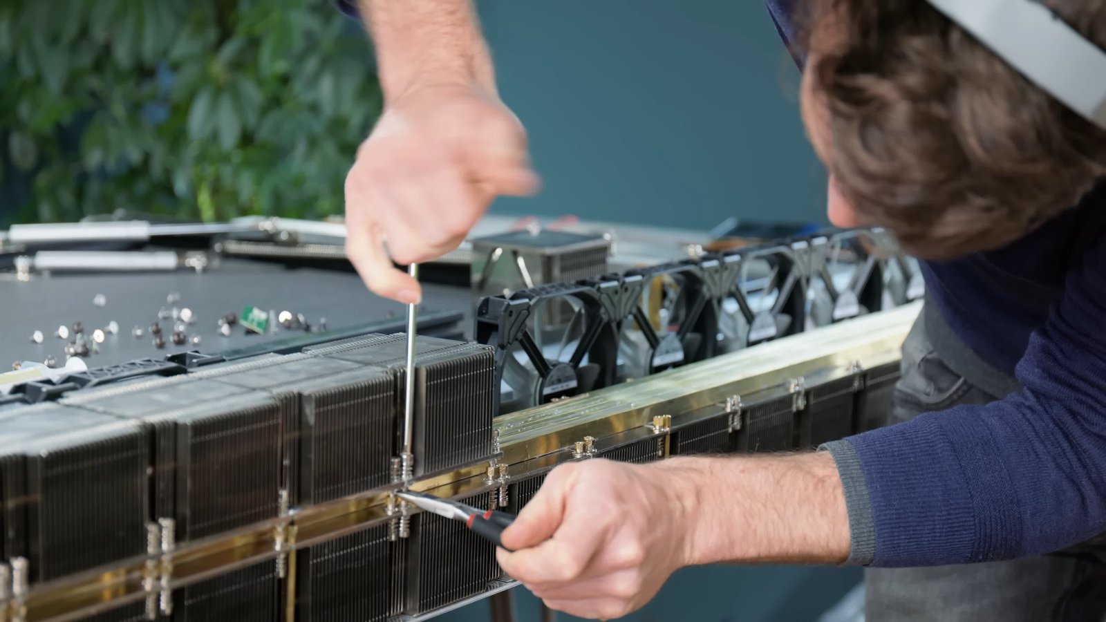 Bu masada tam donanımlı bir oyun bilgisayarı, RTX 4090 ve geniş ekran OLED monitör bulunur 3 bu masada tam donanimli bir oyun bilgisayari rtx 4090 ve genis ekran oled monitor