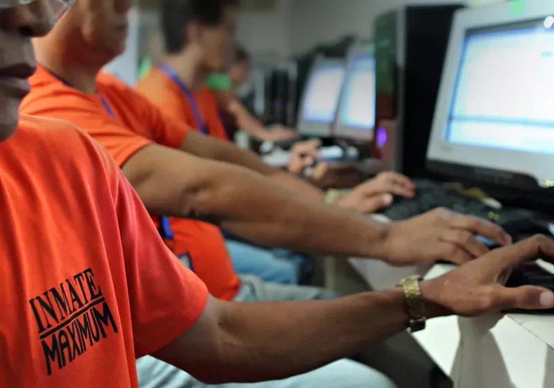 mahkumlar oto tamir islerini ogrenmek icin vr kullanarak disaridaki dunyaya hazirlaniyor TSez3D6v