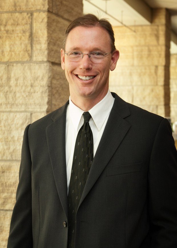 Belirsiz bir ilaç indirim programı, kırsal hastanelerin federal yaşam hattını kullanmasını engelliyor 1 Eric Briesemeister, chief executive of UnityPoint Health-Jones Regional Medical Center, isn't interested in converting the facility into a rural emergency hospital, despite the prospect of receiving millions of extra dollars each year from federal payments. (UnityPoint Health/TNS)