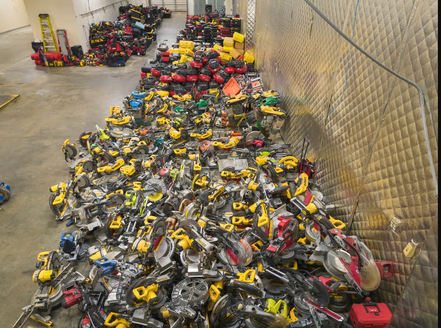 Carpenter, çalınan eşyaları bulmak için Apple AirTags'i kullanıyor ve milyonlarca değerindeki aletlerin zulasını buluyor 1 carpenter calinan esyalari bulmak icin apple airtagsi kullaniyor ve milyonlarca degerindeki aletlerin zulasini buluyor tscKIjqb