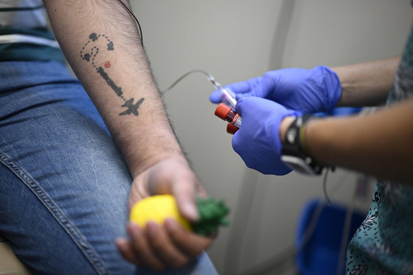 Genç eşcinsel Latinolar, yeni HIV vakalarının artan payını görüyor ve bu durum hedefli fonlama çağrısına yol açıyor 2 Fernando Hermida has blood drawn for testing at Pineapple Healthcare...