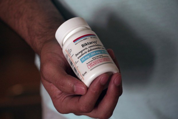 Genç eşcinsel Latinolar, yeni HIV vakalarının artan payını görüyor ve bu durum hedefli fonlama çağrısına yol açıyor 4 Fernando Hermida holds a bottle of Biktarvy, his HIV medication, in Charlotte, North Carolina, on May 27, 2024. Hermida received a $1,275 bill earlier this year for the medication, one of the reasons he decided to move to find more affordable treatment. (Laura Bargfeld/AP/KFF Health News/TNS)