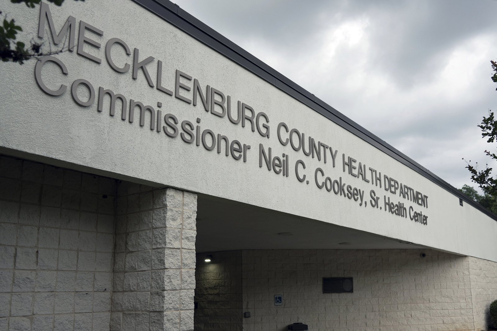 Genç eşcinsel Latinolar, yeni HIV vakalarının artan payını görüyor ve bu durum hedefli fonlama çağrısına yol açıyor 11 The Mecklenburg County Health Department office in Charlotte, North Carolina,...