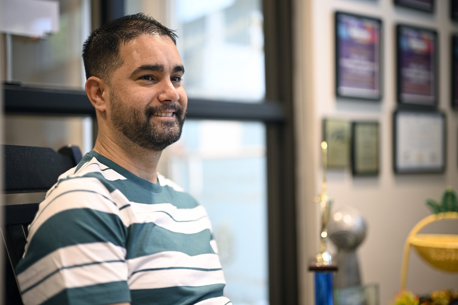Genç eşcinsel Latinolar, yeni HIV vakalarının artan payını görüyor ve bu durum hedefli fonlama çağrısına yol açıyor 7 Fernando Hermida waits for his appointment at the Pineapple Healthcare...