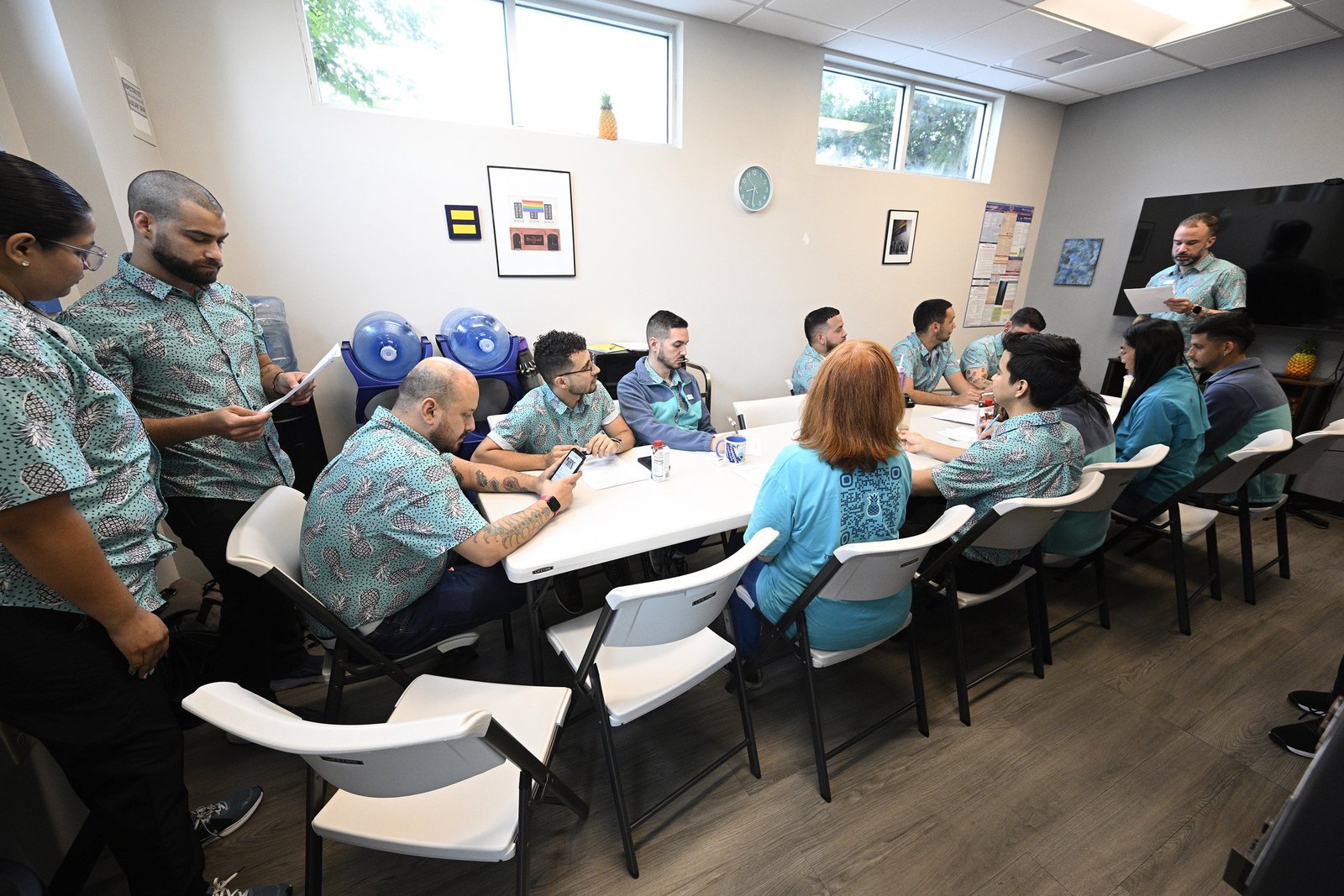 Genç eşcinsel Latinolar, yeni HIV vakalarının artan payını görüyor ve bu durum hedefli fonlama çağrısına yol açıyor 12 Members of the Pineapple Healthcare medical clinic attend a staff...