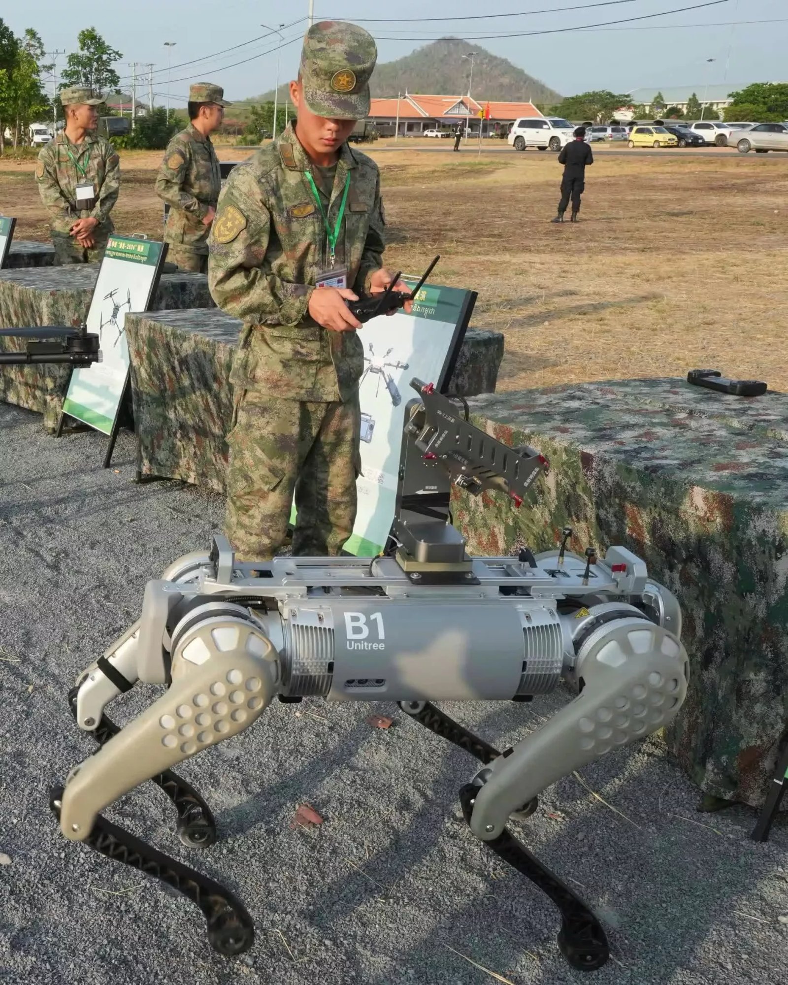 iste yine basliyoruz cinin en yeni askeri sirtina tufek baglanmis robotik bir kopek 0 C5WumMdQ