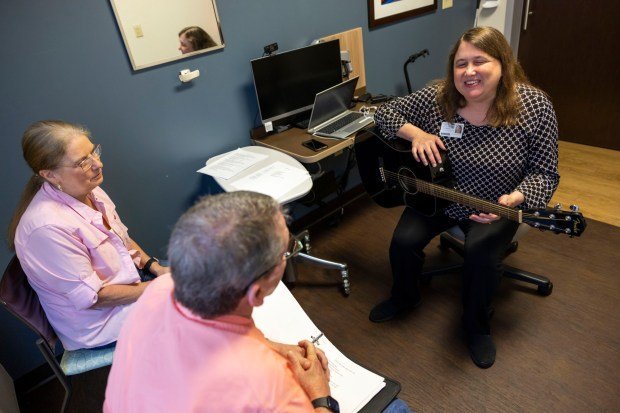 Müzik terapisi felç geçirenlerin şarkı söyleyerek kayıp konuşmayı yeniden kazanmalarına yardımcı oluyor 1 Music therapist Tracy Bowdish works with stroke survivor Ray Hart, 62, and his partner Pamela Jenkins during a session at Sentara Fort Norfolk Plaza in Norfolk on Thursday, May 16, 2024. (Kendall Warner / The Virginian-Pilot)
