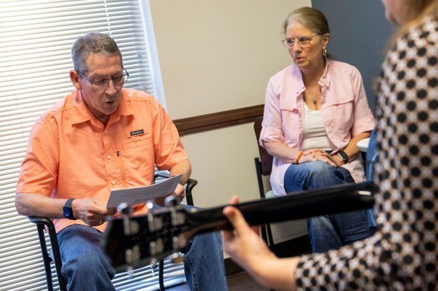 Müzik terapisi felç geçirenlerin şarkı söyleyerek kayıp konuşmayı yeniden kazanmalarına yardımcı oluyor 2 Music therapist Tracy Bowdish works with stroke survivor Ray Hart, 62, and his partner Pamela Jenkins during a session at Sentara Fort Norfolk Plaza in Norfolk on Thursday, May 16, 2024. (Kendall Warner / The Virginian-Pilot)