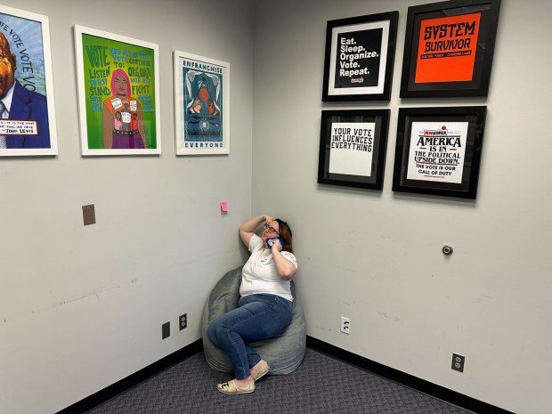 Seçim gözlemcileri 'Kasım ayındaki büyük dans' için gergin bir şekilde antrenman yapıyor 1 Stephanie Jackson Ali, policy director for the New Georgia Project, handles one of several issues that arose while managing their voter protection operation. (Matt Vasilogambros/Stateline/TNS)