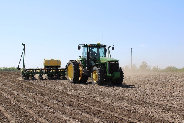 Josh Kruse plants corn near Boone, Iowa, on May 17, 2024. Kruse runs the 500-acre farm with brother-in-law Jason Haglund, who grew up there and is a mental health advocate. (Tony Leys/KFF Health News/TNS)