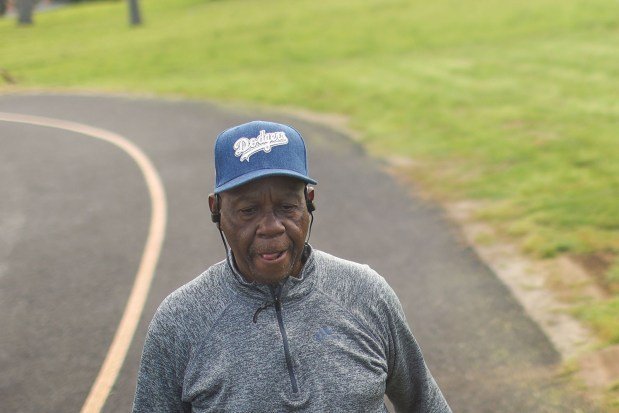 Mike Dawson takes a lap around a track  backward  at the VA's North Hills facility. (Michael Blackshire/Los Angeles Times/TNS)