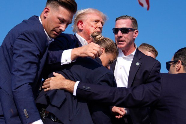 ABD Gizli Servisi, Trump'ın vurulmasının ardından yoğun incelemeye tabi tutuldu 2 Republican presidential candidate former President Donald Trump is surrounded by U.S. Secret Service agents at a campaign rally, Saturday, July 13, 2024, in Butler, Pa. (AP Photo/Evan Vucci)