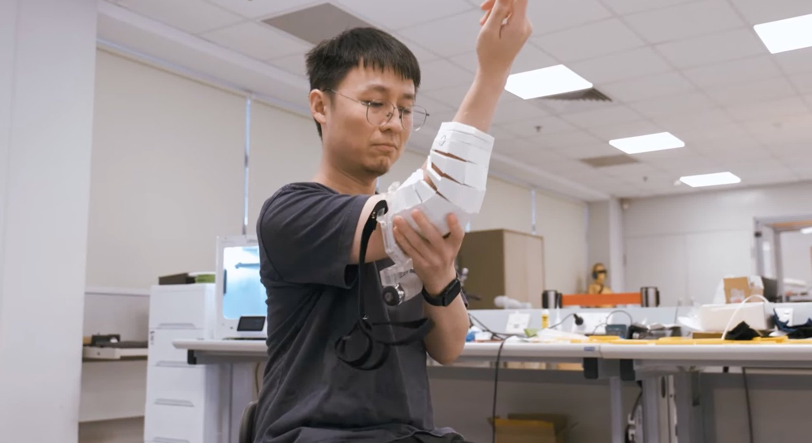 Bilim insanları bir düğmeye basıldığında sertleşen mucizevi kumaş tasarladı 1 bilim insanlari bir dugmeye basildiginda sertlesen mucizevi kumas tasarladi 0 SHAO5fV7