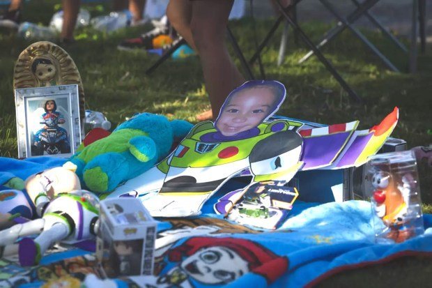 Fentanil krizinde bebekler ve yürümeye başlayan çocuklar şüphesiz kurbanlar haline geliyor 2 A boy's picture is on top of a Buzz Lightyear cardboard figure