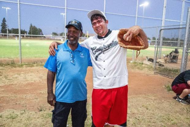 Sahte vaatlerle Florida bir yıl önce göçmenleri Sacramento'ya gönderdi. Şimdi neredeler? 3 Dionisio Holmes stands with Jorge Gil Laguna, one of the immigrants that was flown to Sacramento last year, as he attends a tryout for the Sacramento Men's Senior Baseball League earlier this month. Holmes, who was born in Panama, helped Laguna get placed on the team. (Hector Amezcua/The Sacramento Bee/TNS)