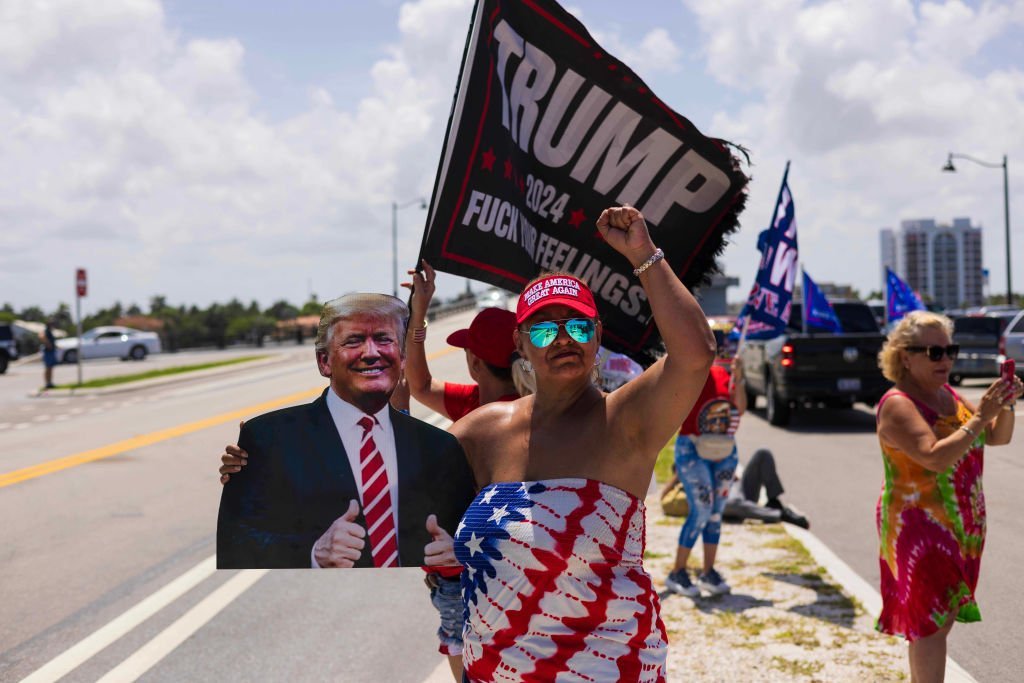 Trump'ın vurulması Biden'ın 2024 kampanyasını canlandırma stratejisini değiştirdi 8 Trump Supporters Gather Outside Of Mar-A-Lago After Shooting At Trump Rally In Pennsylvania