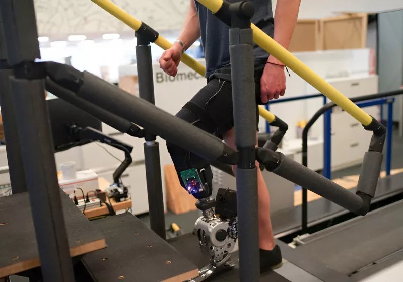 zihinle kontrol edilen biyonik bacak amputelerin daha akici ve dogal hareket etmesini sagliyor 5pYrbDPv