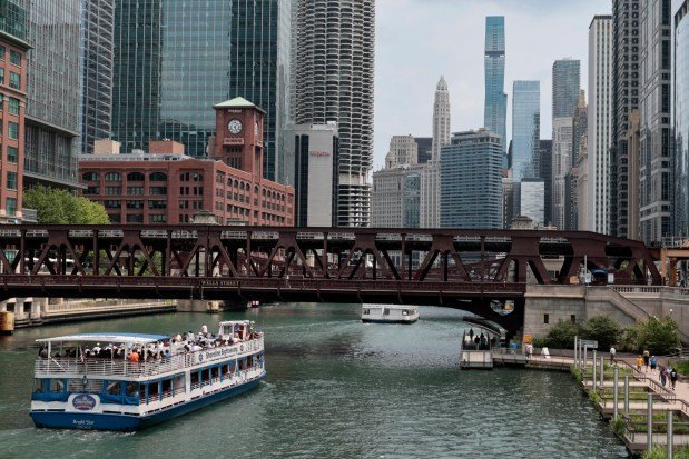 DNC, Chicago'nun ulusal söylemini tersine çevirmeye yardımcı olabilir mi? 1 A tour boat prepares to pass under the Wells Street Bridge along the Chicago River on July 23, 2024. (Antonio Perez/Chicago Tribune)
