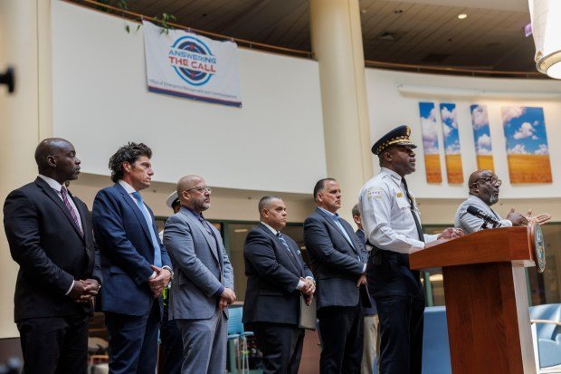 DNC, Chicago'nun ulusal söylemini tersine çevirmeye yardımcı olabilir mi? 2 Superintendent Larry Snelling, right, attends a press conference to discuss final preparations for public safety before the Democratic National Convention at the Office of Emergency Management and Communications on Aug. 13, 2024, in Chicago. (Armando L. Sanchez/Chicago Tribune)