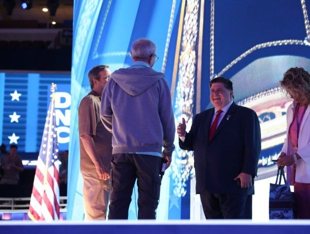 DNC, Chicago'nun ulusal söylemini tersine çevirmeye yardımcı olabilir mi? 4 Gov. JB Pritzker greets people while visiting the stage before the Democratic National Convention Aug. 16, 2024, at the United Center. (Brian Cassella/Chicago Tribune)