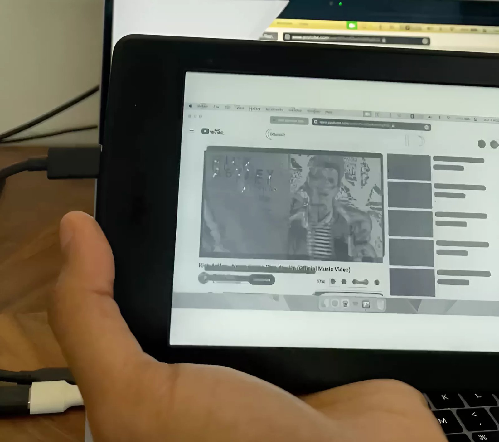gelistirici kindlei e ink monitorune donusturdu rickroll izleyicileri yakaladi 0