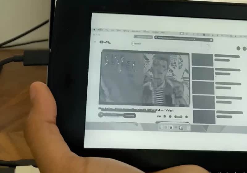 gelistirici kindlei e ink monitorune donusturdu rickroll izleyicileri yakaladi jTUA7JHe