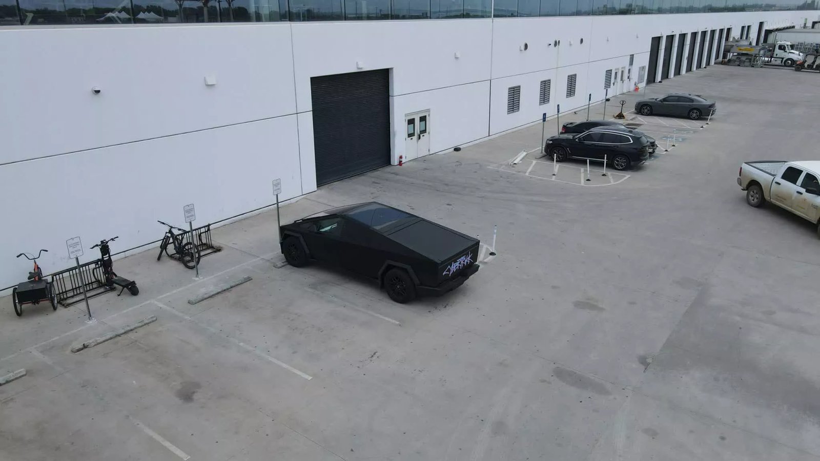 Tesla, yıllar süren geliştirmenin ardından kuru katot pilli ilk Cybertruck'ı piyasaya sürdü 1 tesla yillar suren gelistirmenin ardindan kuru katot pilli ilk cybertrucki piyasaya surdu 0 wk4FTq8O
